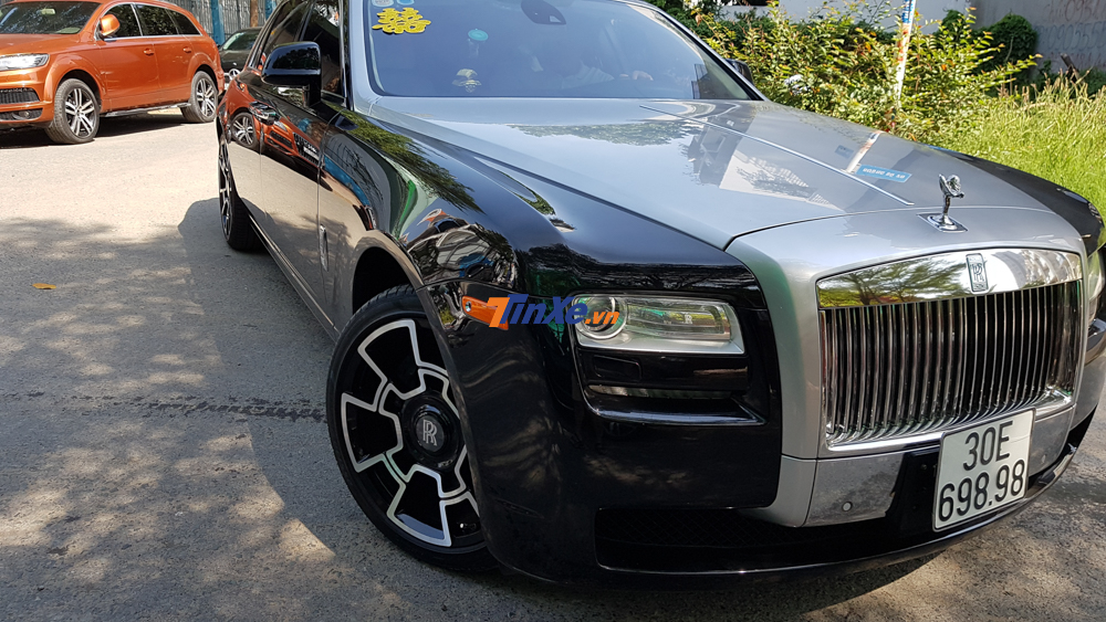 Chưa hết, chiếc Rolls-Royce Ghost Series I n&agrave;y c&ograve;n rất c&aacute; t&iacute;nh khi được chủ nh&acirc;n lắp v&agrave;nh của phi&ecirc;n bản Black Badge 