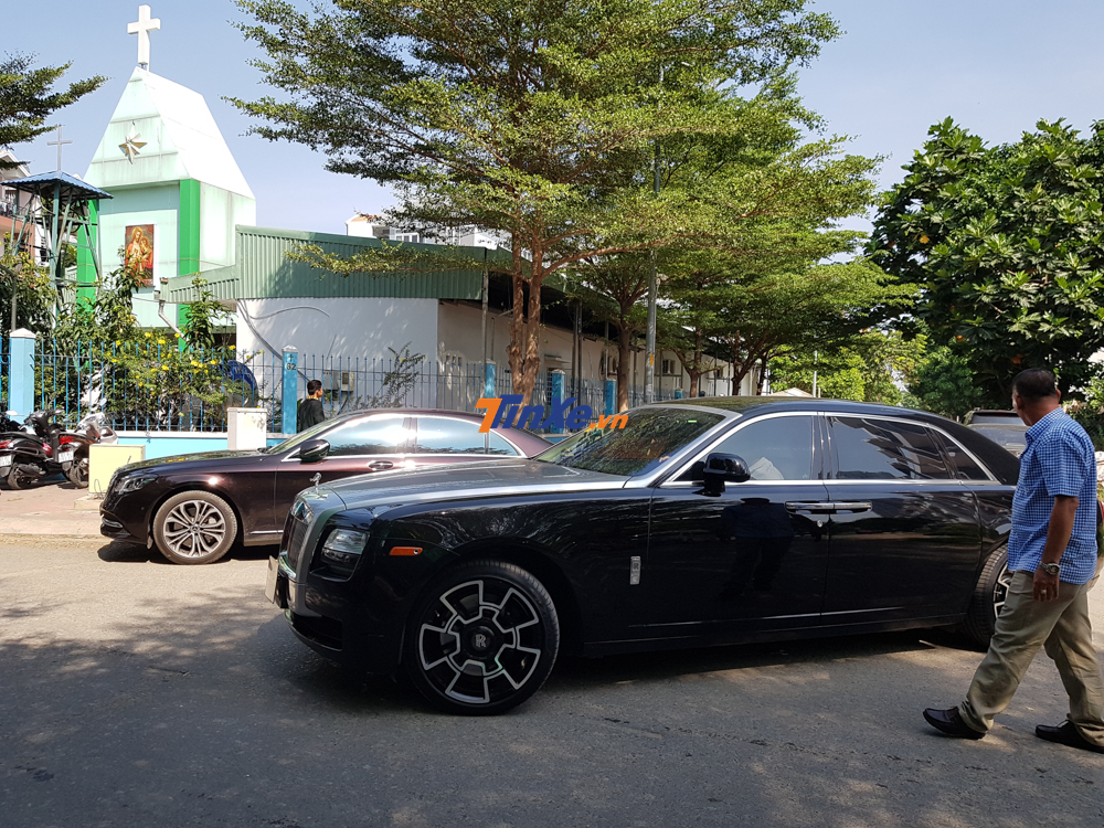  c&oacute; khoảng 10 chiếc xe si&ecirc;u sang, SUV hạng sang v&agrave; xe sang đỗ ph&iacute;a ngo&agrave;i nơi diễn ra h&ocirc;n lễ của nữ ca sĩ C&ocirc;ng Ch&uacute;a Bong B&oacute;ng 