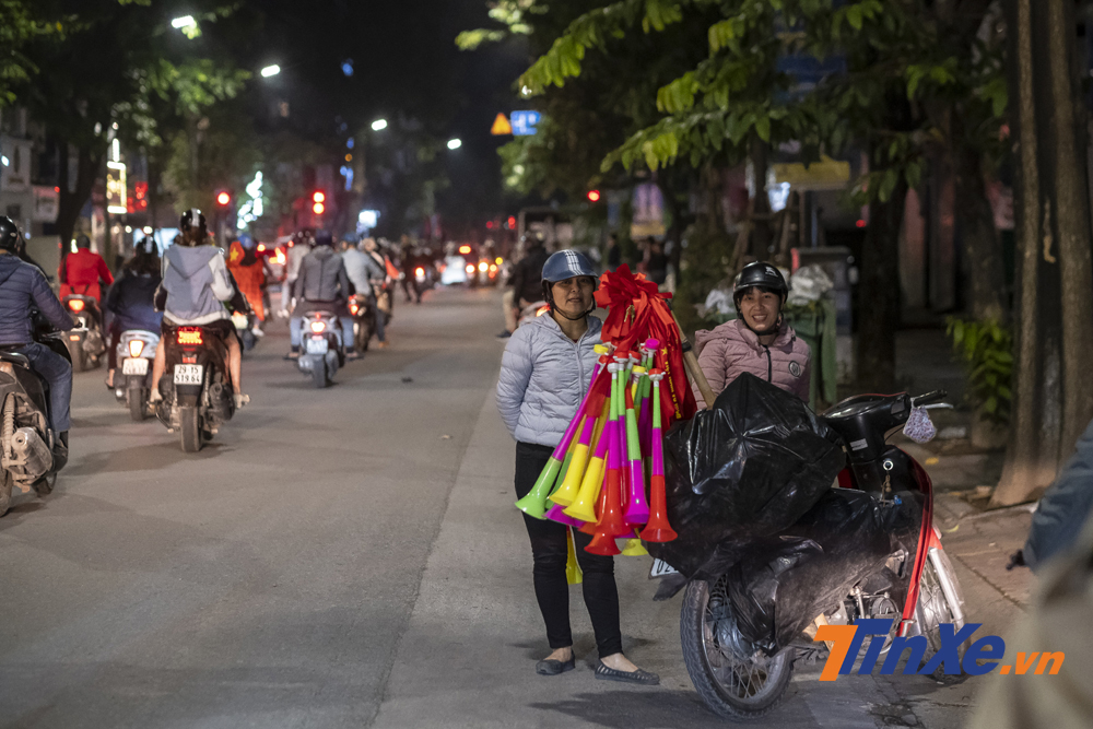 Một số người dân cũng đã tranh thủ xuống phố bán cờ, kèn cho các cổ động viên.