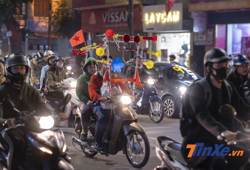 Một phụ huynh đã lắp kín kèn trên xe với đường ống hơi lấy từ ống xả để có thể phát ra âm thanh to nhất.