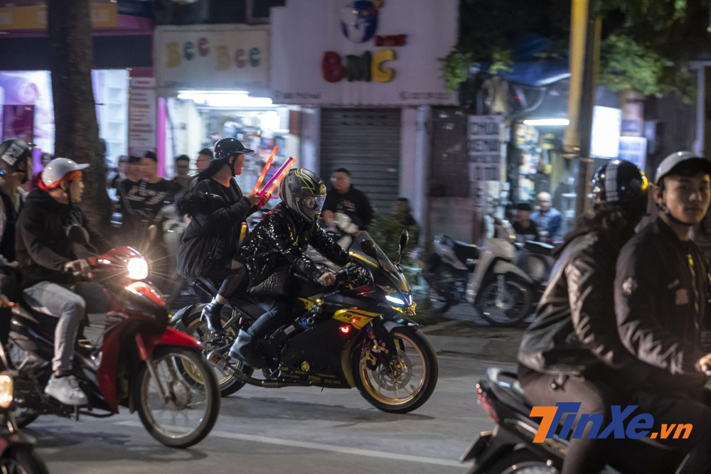 Một số biker cũng xuống phố cùng những chiếc xe côn tay phân khối lớn.