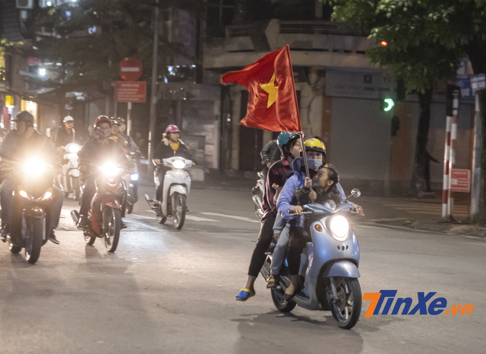 Và tất nhiên là có những trường hợp cả nhà 4 người trên một chiếc xe tay ga.