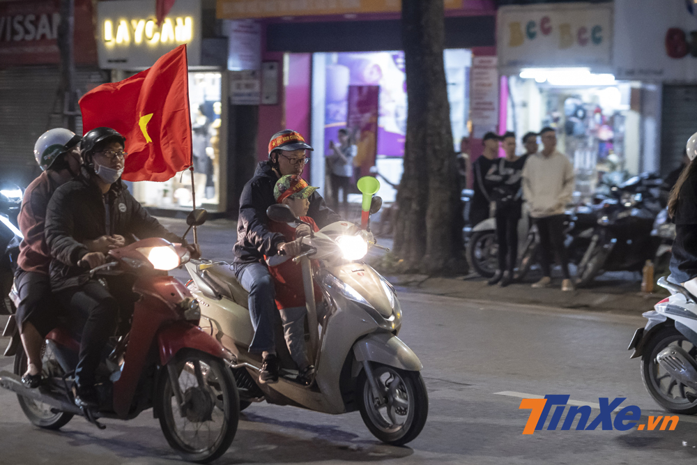 Nhiều cổ động viên còn đưa cả con nhỏ ra đường để cổ vũ.