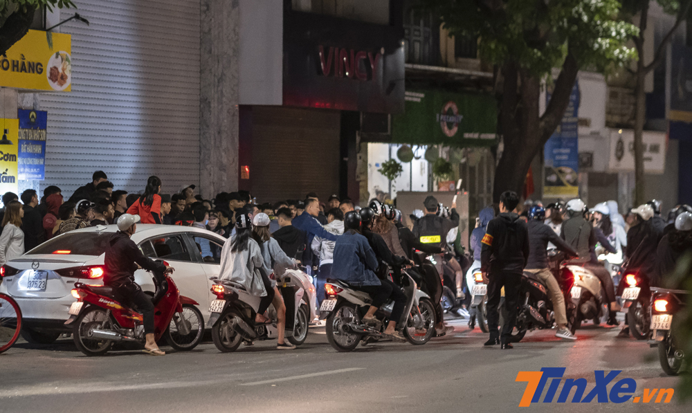 Lực lượng chức năng đã lập các điểm trực để kiểm soát các cổ động viên quá khích.