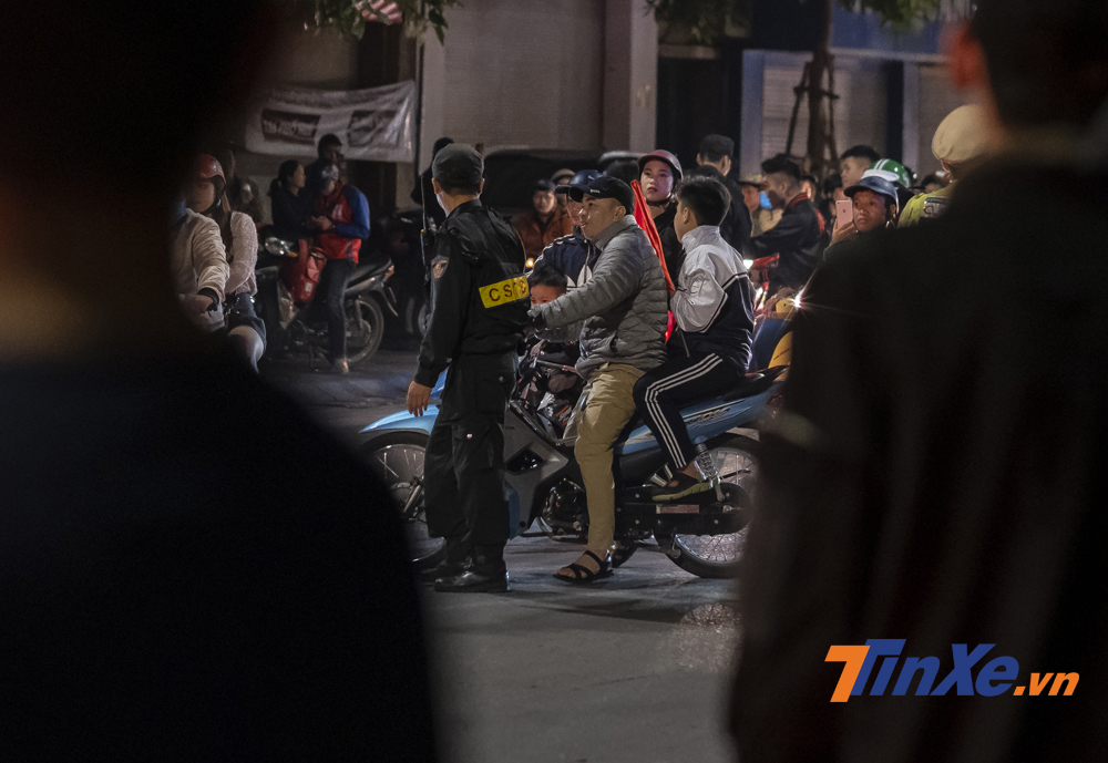 Lực lượng chức năng đã phải chuẩn bị trước để xử lý các cổ động viên quá khích.