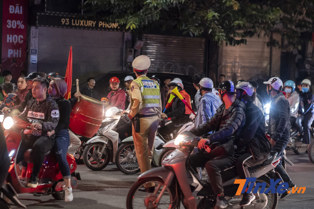 Đến hơn 1h sáng ngày 15/11/2019, đoàn người cổ vũ vẫn rất đông ngoài phố.
