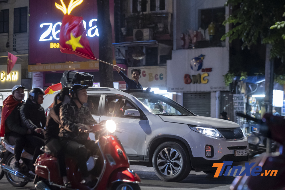 Những người sử dùng xe ô tô thì đứng hẳn ra ngoài cửa sổ trời.