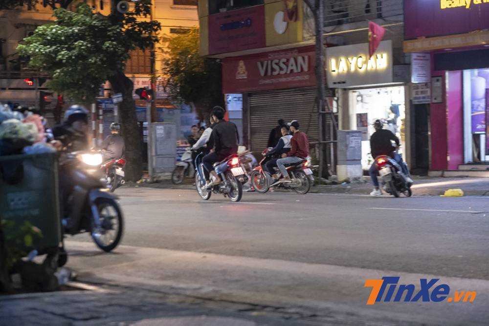 Tuy nhiên, nhiều nam thanh niên đã bất chấp nguy hiểm quay đầu đi ngược chiều để trốn tránh lực lượng chức năng.