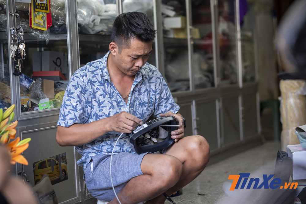 Tiến hành đi dây cáp vào bên trong củ gương. Sau đó khoá cố định vào thân xe.