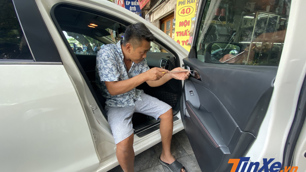 Tháo tap-pi cửa để luồn dây cáp thép, cố định gương chiếu hậu vào thân xe là một cách để bảo vệ gương trước kẻ gian.