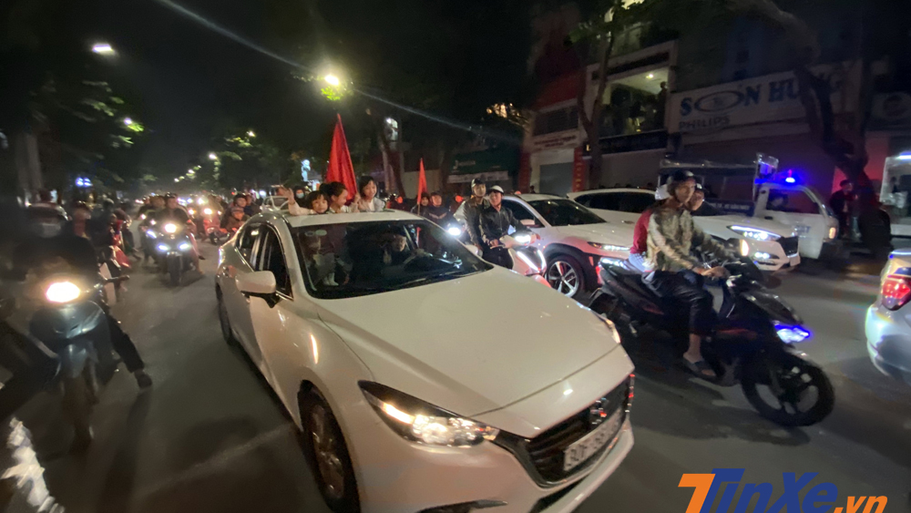 Nhiều gia đình chủ quan cho con nhỏ thò hẳn ra ngoài.