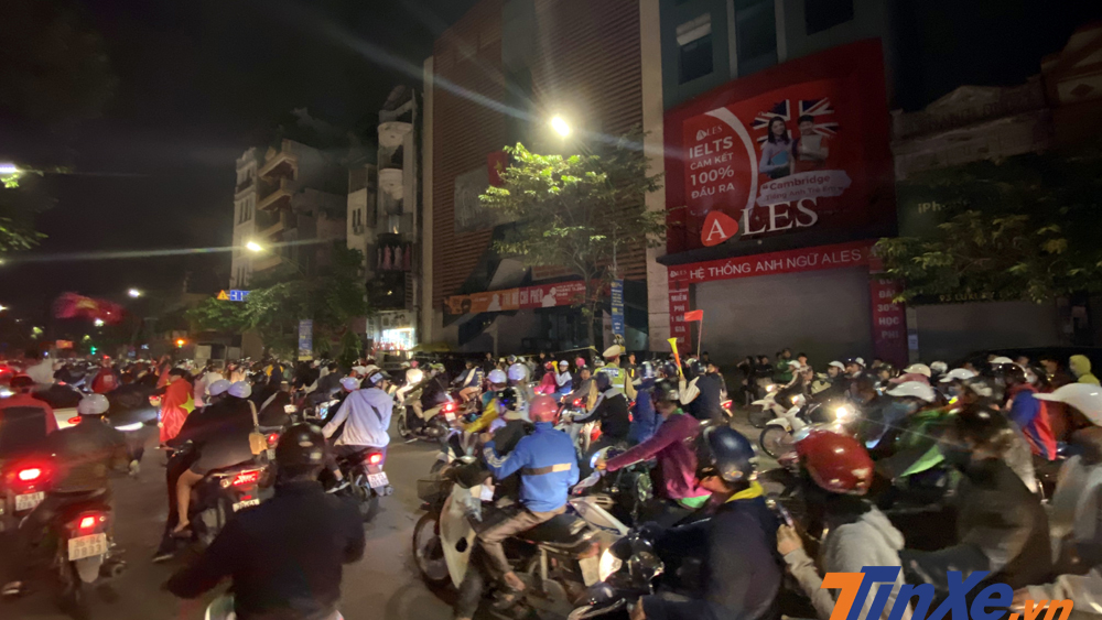 Ngay sau khi tiếng còi trận đấu giữa Việt Nam và UAE nổi lên thì dòng người từ nhiều hướng đã đổ ra đường và tiến về trục đường chính phố Huế - Hàng Bài - hồ Hoàn Kiếm để diễu hành ăn mừng chiến thắng của đội tuyển bóng đá quốc gia.