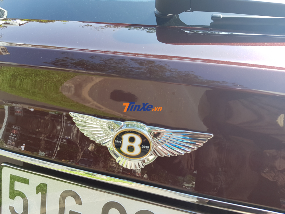 Do thuộc phiên bản kỷ niệm 100 năm, vì thế, chiếc SUV siêu sang Bentley Bentayga V8 thứ 2 về Việt Nam cũng có logo trên nắp capô và trên cửa khoang hành lý cũng được thiết kế cột mốc thời gian đáng nhớ 1919-2019.