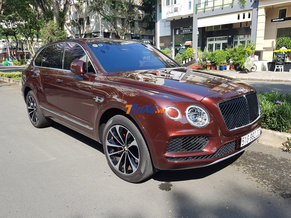 Hiện tại, chiếc Bentley Bentayga V8 thứ 2 về Việt Nam mang đậm tính cá nhân hoá của chủ nhân đã về tay một doanh nhân Sài thành và được cho ra biển tam hoa 2 rất đẹp mắt và nổi bật.