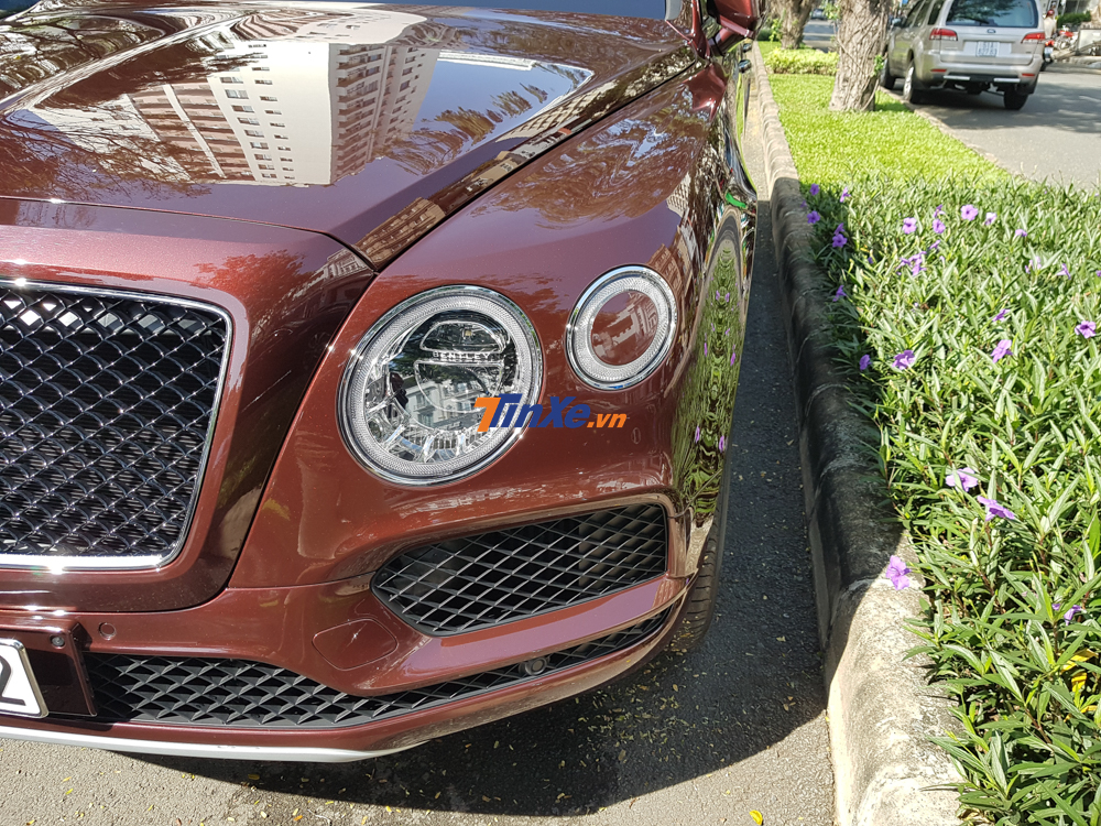 màu sơn độc đáo cho ngoại thất chiếc SUV siêu sang Bentley Bentayga V8 chính hãng thứ 2 ở Việt Nam