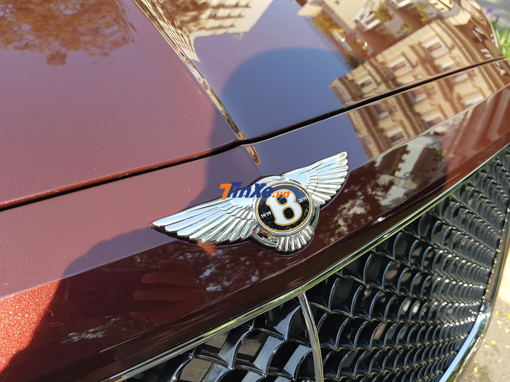 Cũng cần nói thêm về chiếc SUV siêu sang Bentley Bentayga V8 thứ 2 về Việt Nam cũng nằm trong top những chiếc xe sản xuất năm 2019. Điều này thể hiện xe cũng thuộc phiên bản kỷ niệm 100 năm ra đời của hãng Bentley