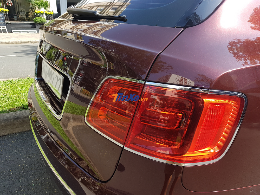 SUV siêu sang Bentley Bentayga mang màu sơn đỏ Cricket Ball độc nhất tại Việt Nam được trang bị động cơ xăng V8, tăng áp kép, dung tích 4.0 lít, sẽ sản sinh công suất tối đa 542 mã lực và mô-men xoắn cực đại 770 Nm.