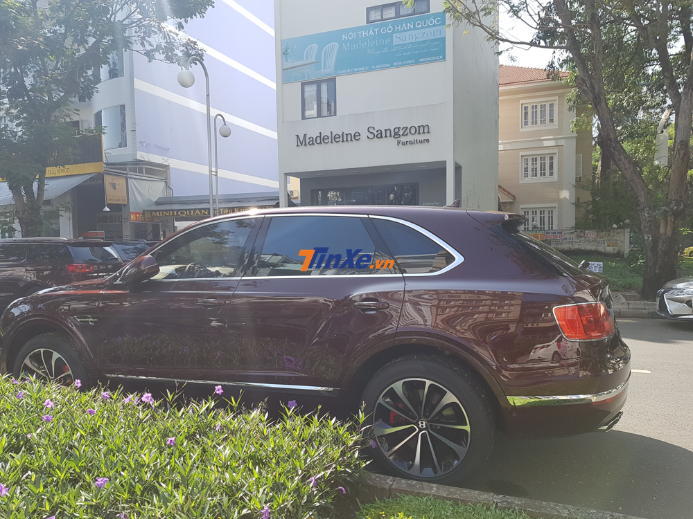 Vẻ đẹp của chiếc SUV siêu sang Bentley Bentayga V8 cá nhân hoá độc nhất Việt Nam