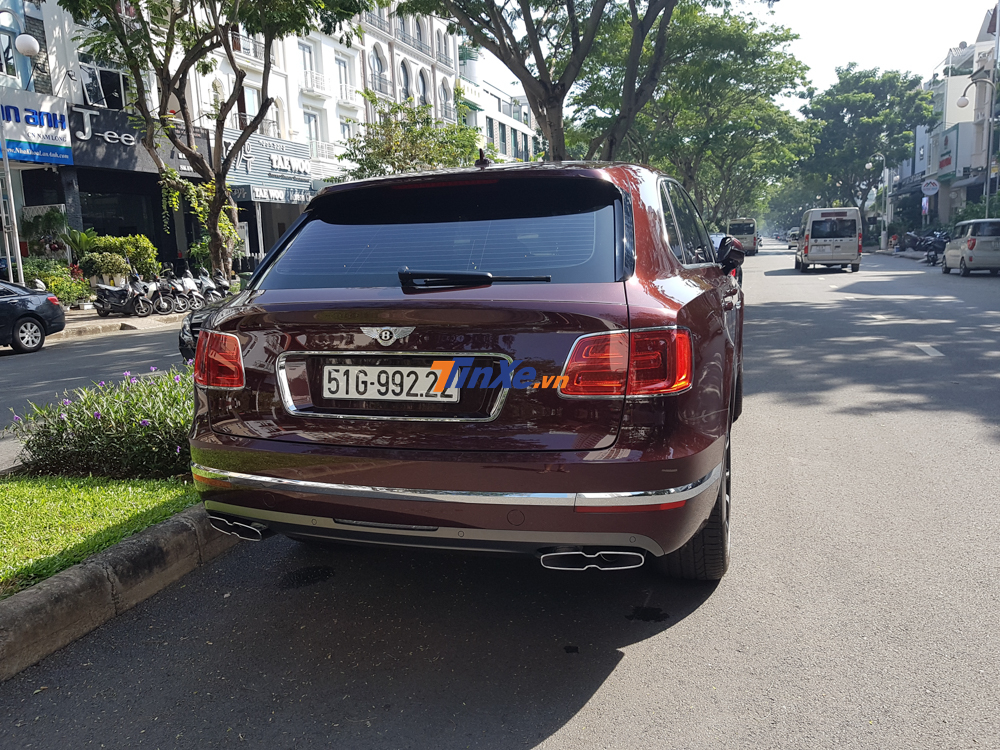 Chiếc SUV siêu sang Bentley Bentayga V8 thứ 2 về Việt Nam có ngoại thất được sơn màu đỏ Cricket Ball được lấy cảm hứng từ màu da của quả banh bóng chày.