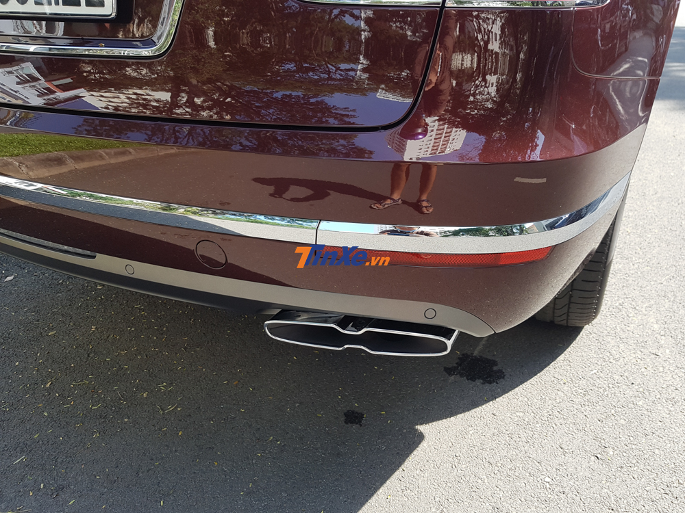 Sự khác biệt thiết kế giữa một chiếc SUV siêu sang Bentley Bentayga phiên bản W12 với bản V8 nằm ở ngay ống xả của xe
