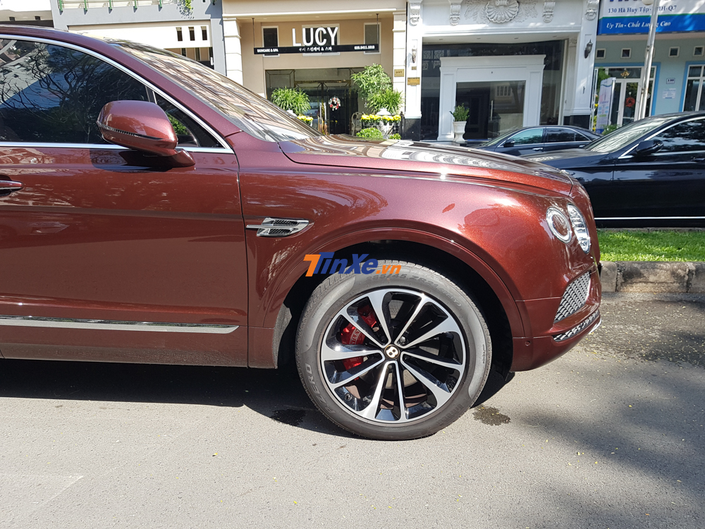 Chưa hết, mẫu SUV siêu sang Bentayga V8 còn là chiếc xe được trang bị đĩa phanh trước lớn nhất thế giới từ trước đến nay với đường kính lên đến 440 mm