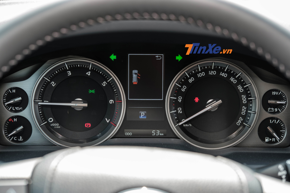 Đằng sau là bảng đồng hồ có dạng analog kết hợp với màn LCD với nhiều đồng hồ nhỏ không khỏi liên tưởng đến khoang lái của những chiếc phi cơ chiến đấu