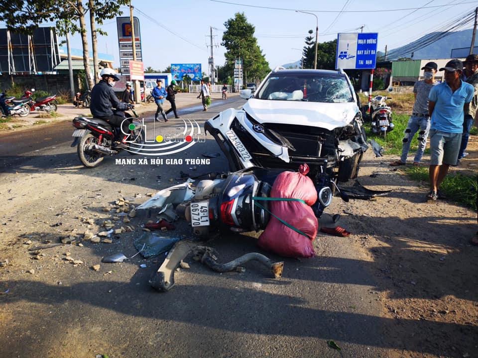 Chiếc xe máy còn lại nằm đổ trước đầu Hyundai Tucson