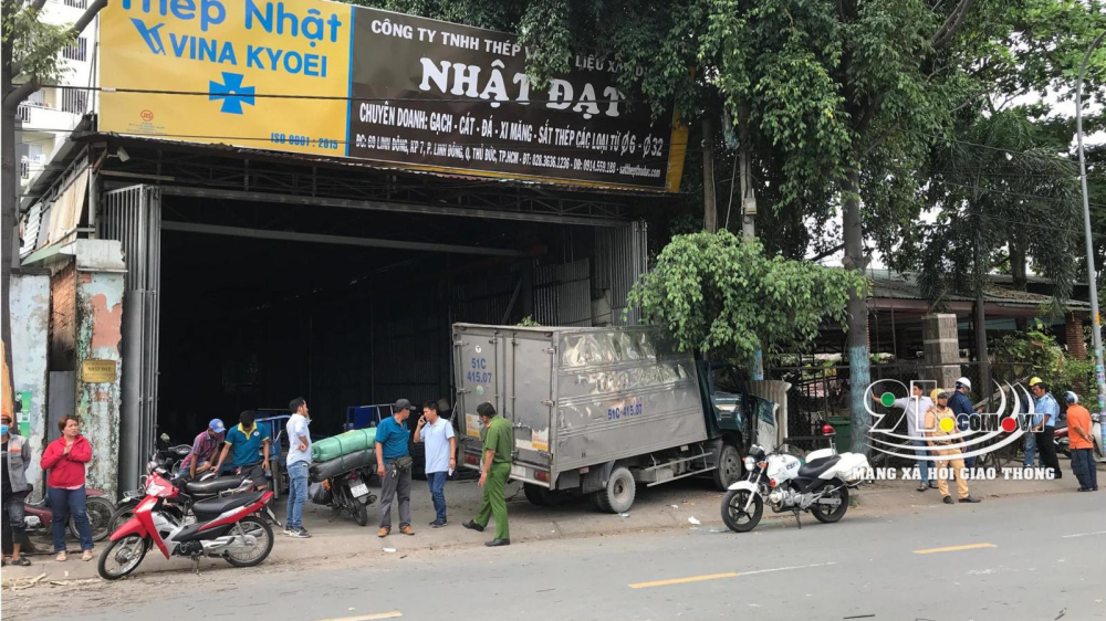 Chiếc ô tô tải tông vào một cửa hàng sắt thép bên đường Chiếc ô tô tải tông vào một cửa hàng sắt thép bên đường
