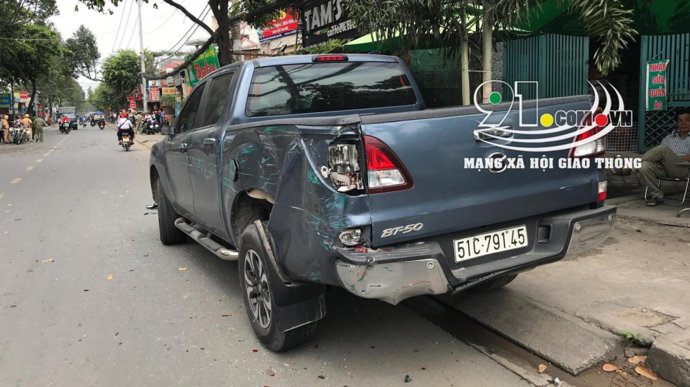 Chiếc xe bán tải Mazda BT-50 bị biến dạng phần đuôi phía sau Chiếc xe bán tải Mazda BT-50 bị biến dạng phần đuôi phía sau