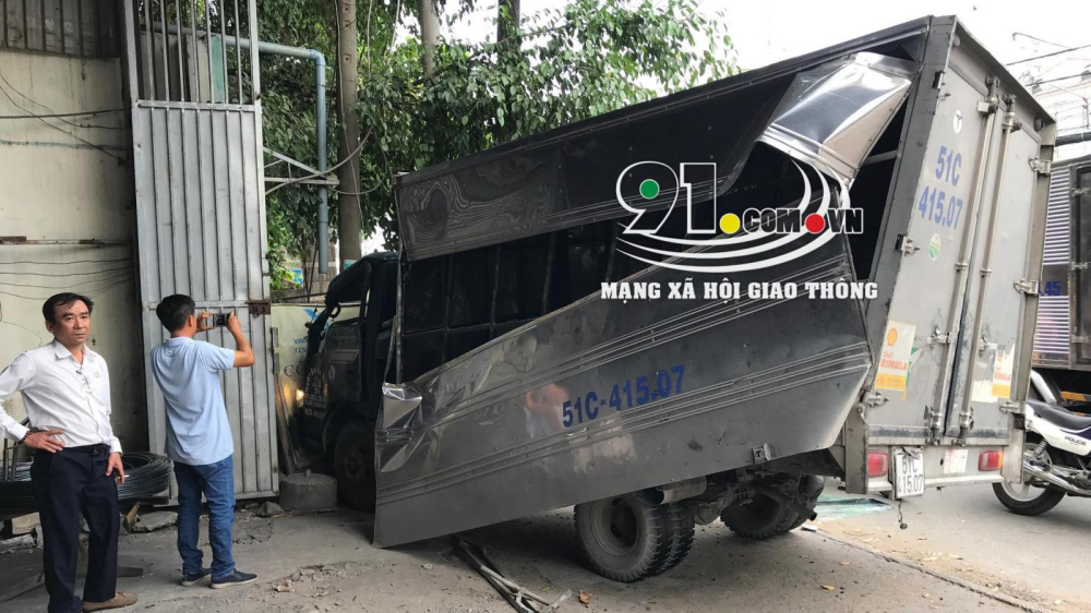 Chiếc ô tô tải bị hư hỏng khá nặng sau vụ tai nạn liên hoàn Chiếc ô tô tải bị hư hỏng khá nặng sau vụ tai nạn liên hoàn