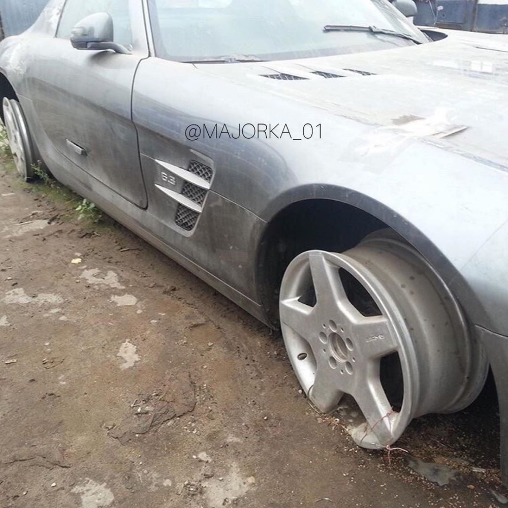 Chiếc siêu xe Mercedes-Benz SLS AMG thậm chí còn không đủ 4 lốp Chiếc siêu xe Mercedes-Benz SLS AMG thậm chí còn không đủ 4 lốp