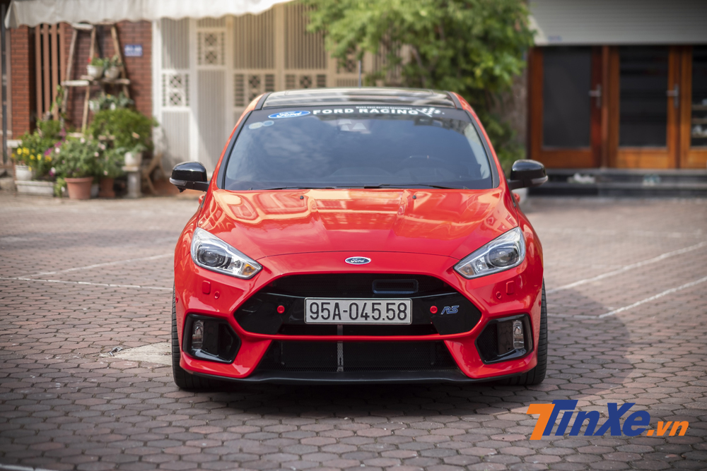 Body Kit khiến cho phần ngoại thất của chiếc xe thêm phần hầm hồ. Kết hợp cùng hai tone màu đỏ/đen khiến chiếc xe thể thao hơn. Body Kit khiến cho phần ngoại thất của chiếc xe thêm phần hầm hồ. Kết hợp cùng hai tone màu đỏ/đen khiến chiếc xe thể thao hơn.