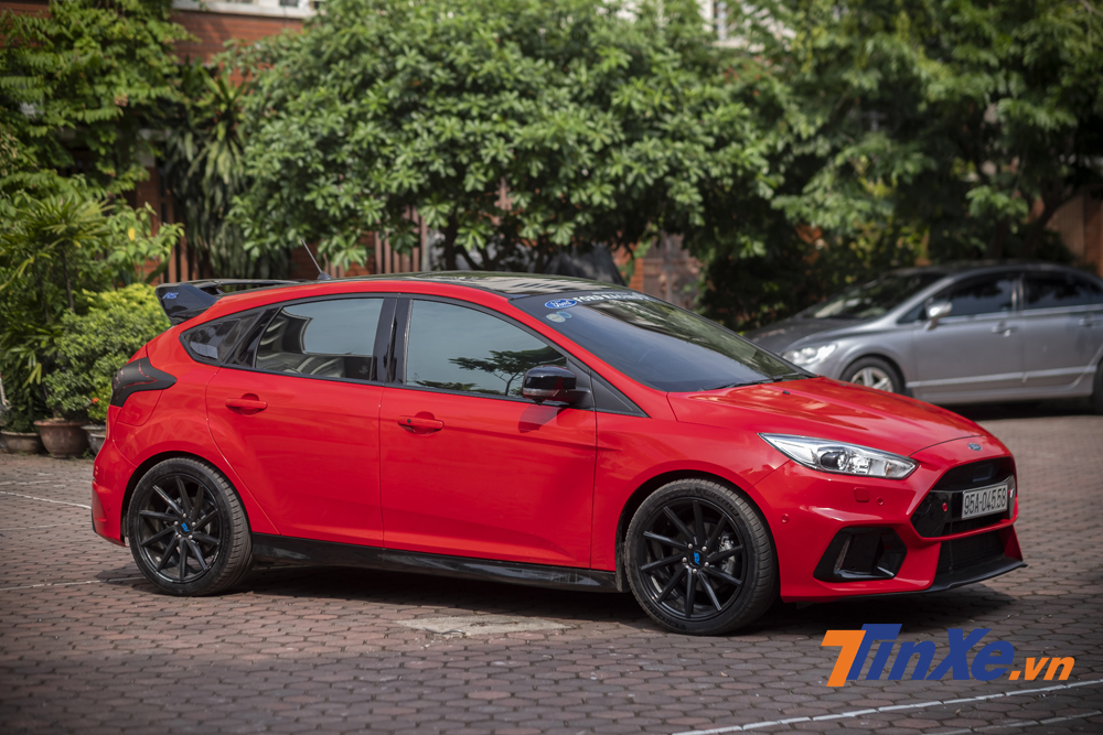 Ngoại thất bóng bẩy với màu sơn Red Candy của chiếc Ford Focus độ RS. Ngoại thất bóng bẩy với màu sơn Red Candy của chiếc Ford Focus độ RS.