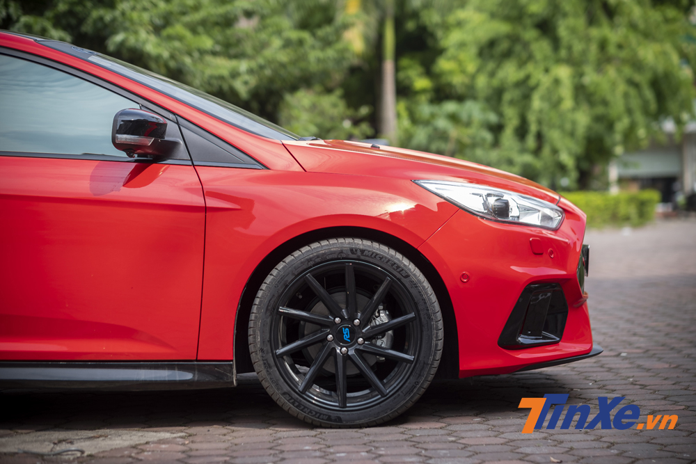 Bộ vành 10 chấu kích thước 18 cùng với lốp Michelin Pilot Sport 4. Bộ vành 10 chấu kích thước 18 cùng với lốp Michelin Pilot Sport 4.
