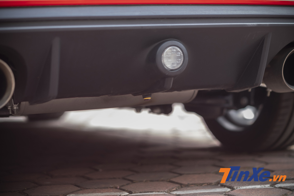 Cảm biến đá chân mở cốp cũng được chủ nhân độ vào chiếc Ford Focus này. Cảm biến đá chân mở cốp cũng được chủ nhân độ vào chiếc Ford Focus này.