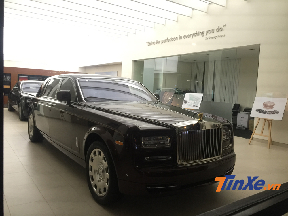 Mặc d&ugrave; chiếc Rolls-Royce Phantom Ho&agrave; B&igrave;nh & Vinh Quang hiếm khi xuất hiện tr&ecirc;n đường nhưng đ&acirc;y vẫn l&agrave; một chiếc xe khiến những người m&ecirc; xe phải ngả mũ k&iacute;nh nể bởi sự đặc biệt về &yacute; tưởng thiết kế cũng như khả năng chế t&aacute;c của Rolls-Royce.