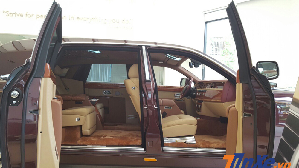 Nội thất sang trọn v&agrave; rất đặc biệt của chiếc Rolls-Royce Phantom Ho&agrave; B&igrave;nh & Vinh Quang đ&atilde; khiến chiếc xe được vinh danh l&agrave; 1 trong 6 chiếc Rolls-Royce bespoke ấn tượng nhất năm 2016.