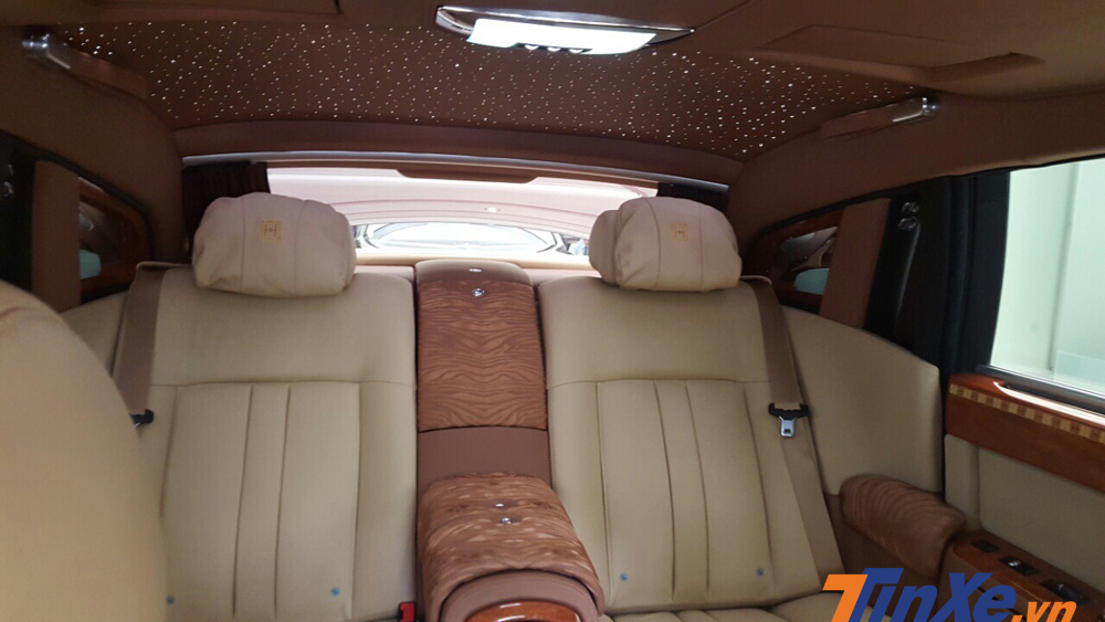 B&ecirc;n trong Rolls-Royce Phantom Ho&agrave; B&igrave;nh & Vinh Quang l&agrave; những hoạ tiết v&acirc;n hổ rất ấn tượng.