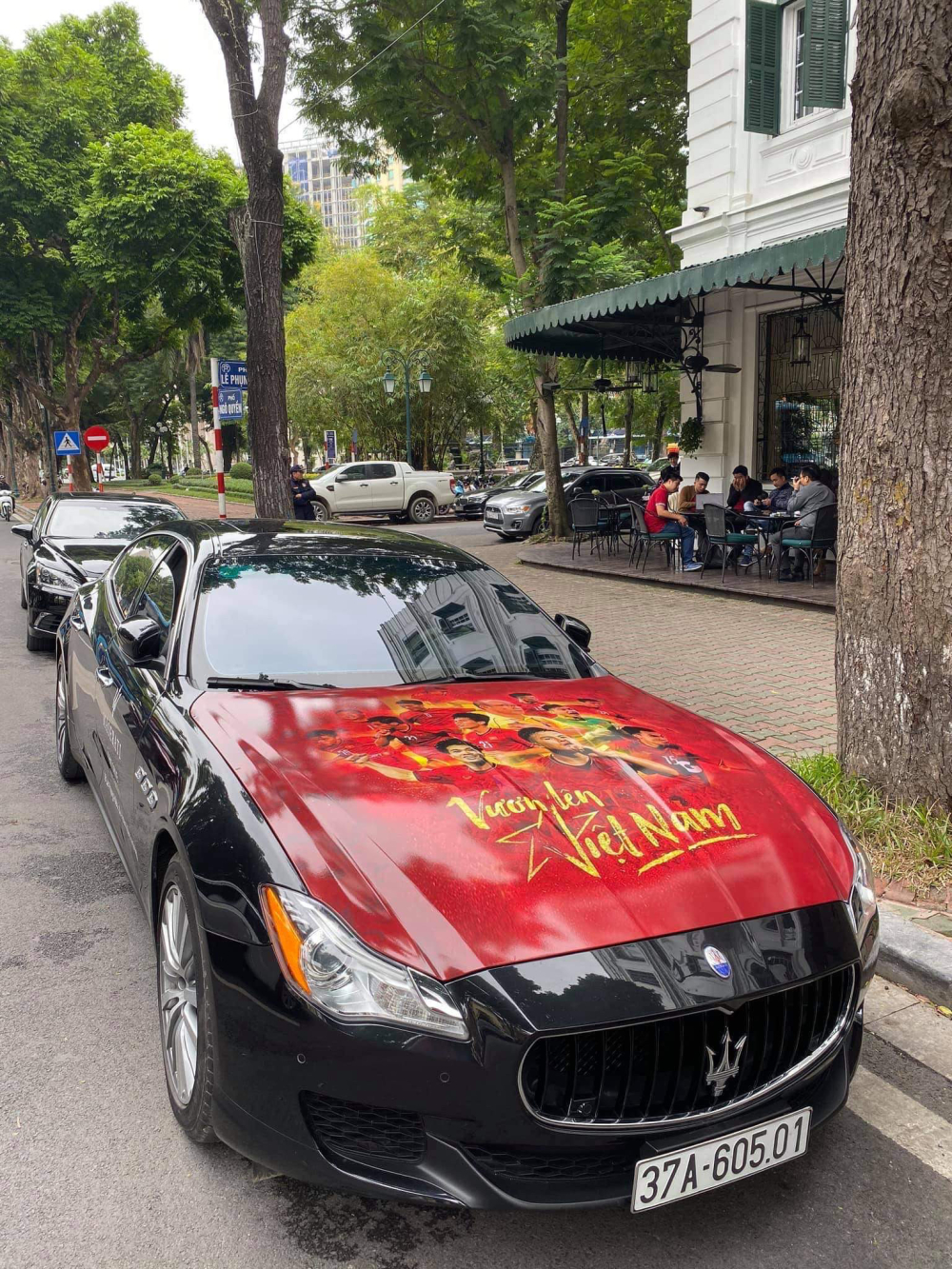 Chiếc xe sedan thể thao hạng sang với nắp capo đ&atilde; được d&aacute;n decal cổ vũ đội tuyển Việt Nam.