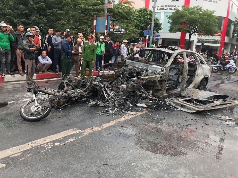 Các phương tiện khác nằm trước đầu chiếc SUV hạng sang cũng cháy rụi