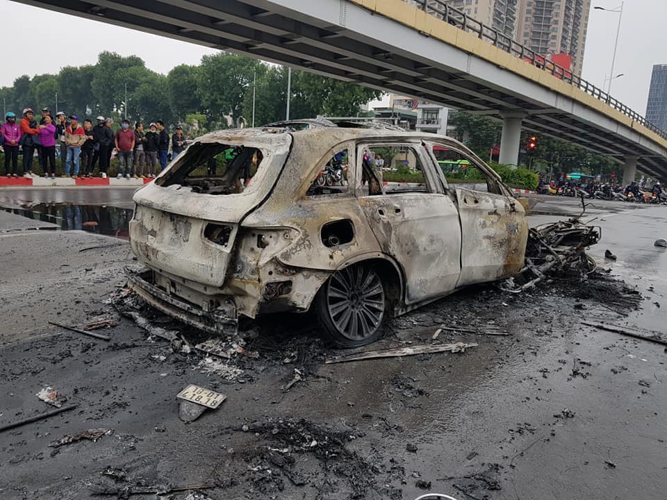 Chiếc Mercedes-Benz GLC cháy trơ khung