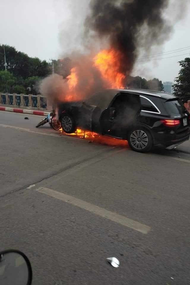 Chiếc Mercedes-Benz GLC cuốn hàng loạt xe máy vào gồm rồi bốc cháy Chiếc Mercedes-Benz GLC cuốn hàng loạt xe máy vào gồm rồi bốc cháy