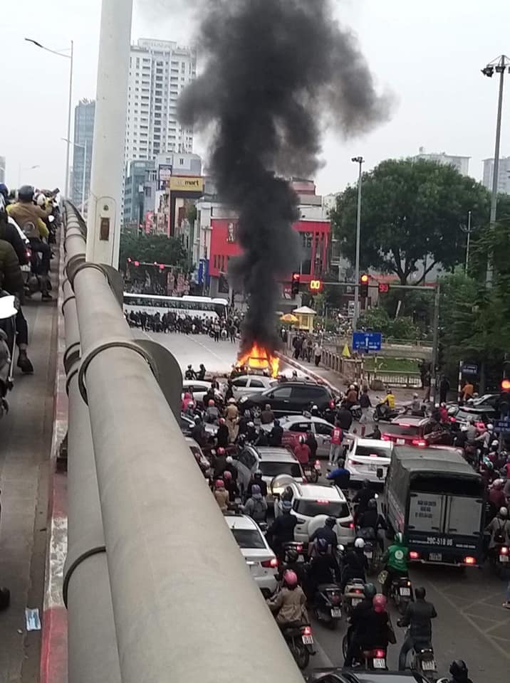 Cột khói từ những phương tiện bị cháy bốc lên cao Cột khói từ những phương tiện bị cháy bốc lên cao