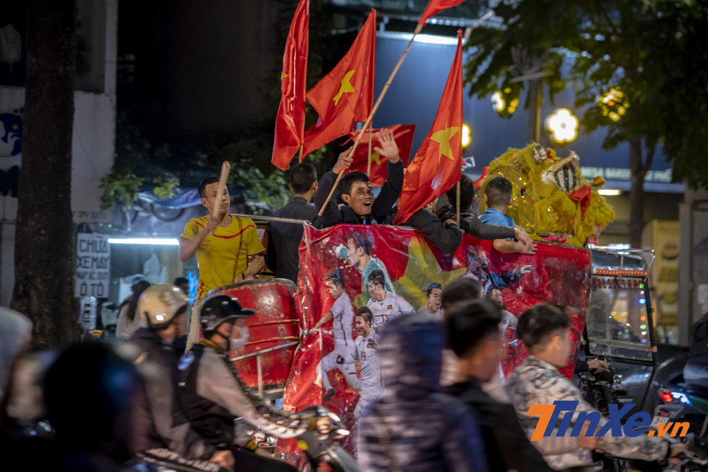 Một nhóm nhỏ cổ động viên có phần sôi động nhưng hầu hết đều là những cổ động viên đi lẻ tẻ thành từng nhóm nhỏ.