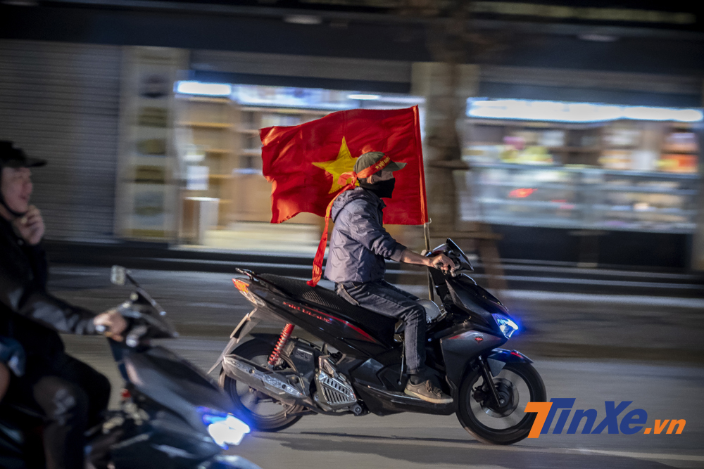 Có thể thấy rằng người hâm mộ Việt Nam đã khá kỳ vọng vào một trận thắng trước đối thủ Thái Lan. Chính vì thế, một kết quả hoà có lẽ chưa làm vừa lòng người hâm mộ nên dù Việt Nam vẫn vững vàng ngôi đầu bảng G nhưng không khí cổ vũ sau trận đấu có phần trầm lắng hơn.