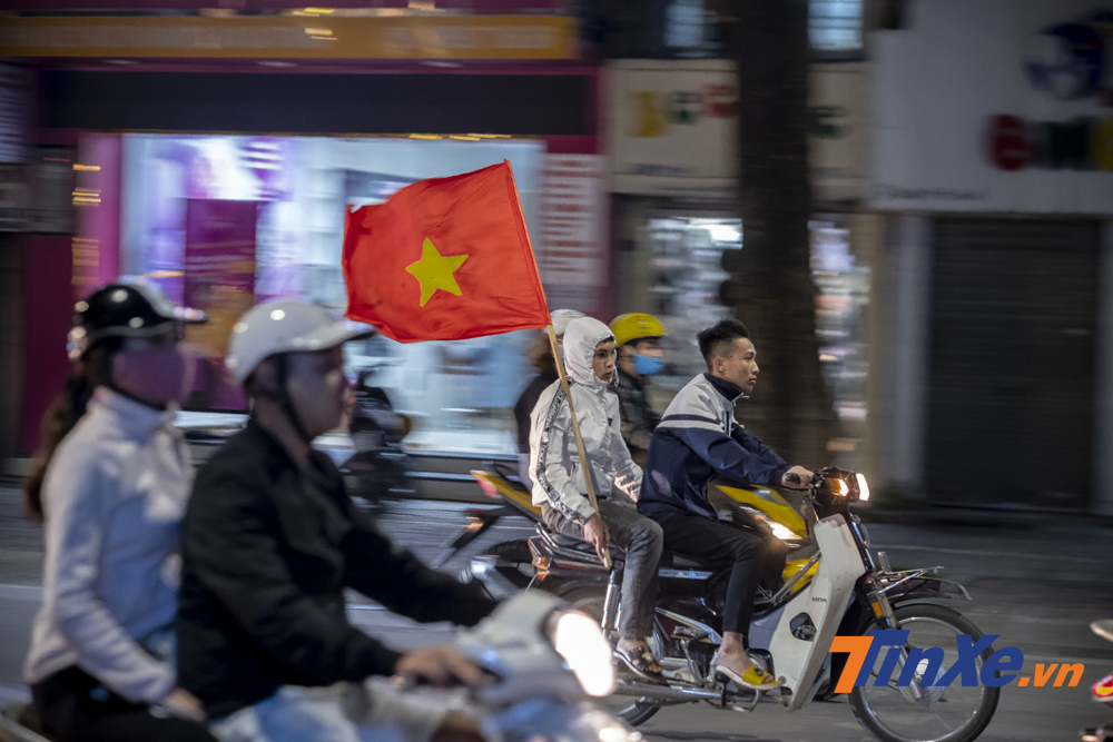Vẫn có nhiều cổ động viên không đội mũ bảo hiểm.