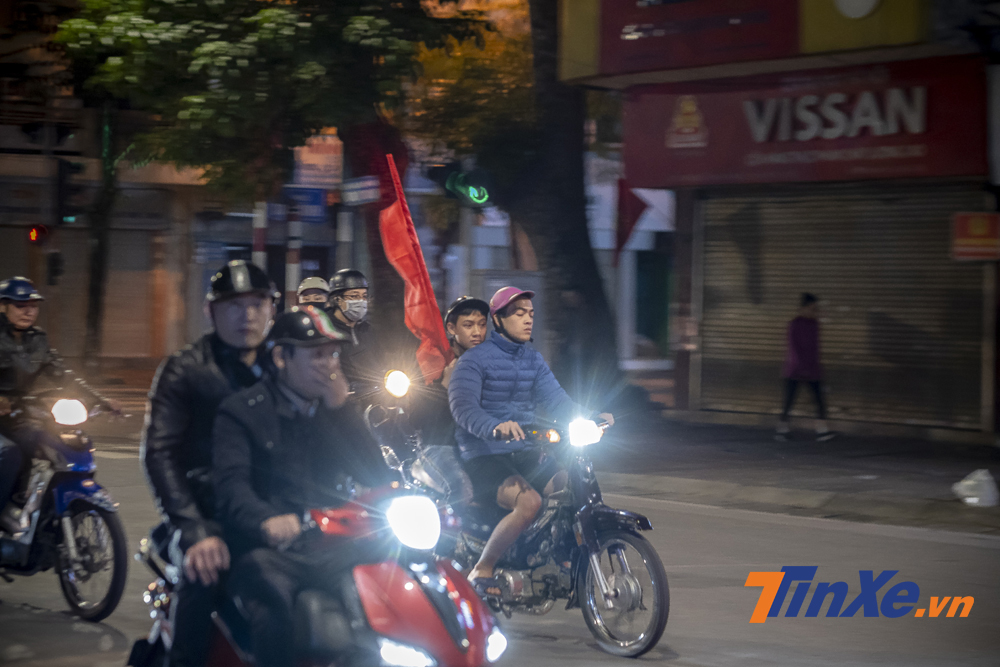 Sau trận hoà với Thái Lan, nhiều cổ động viên đã xuống đường nhưng không khí cổ vũ có phần trầm lắng hơn.