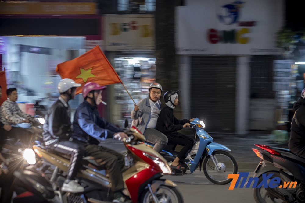 Vẫn có những người yêu thích đội tuyển xuống đường cổ vũ nhưng chỉ là những nhóm nhỏ và không tạo thành những đoàn cổ vũ đông đúc gây ách tắc một số tuyến phố chính.