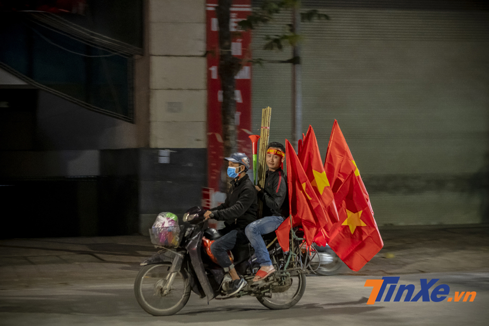 Một người bán cờ, kèn cổ vũ có vẻ không bán được hàng nên vội vã đi về sớm.