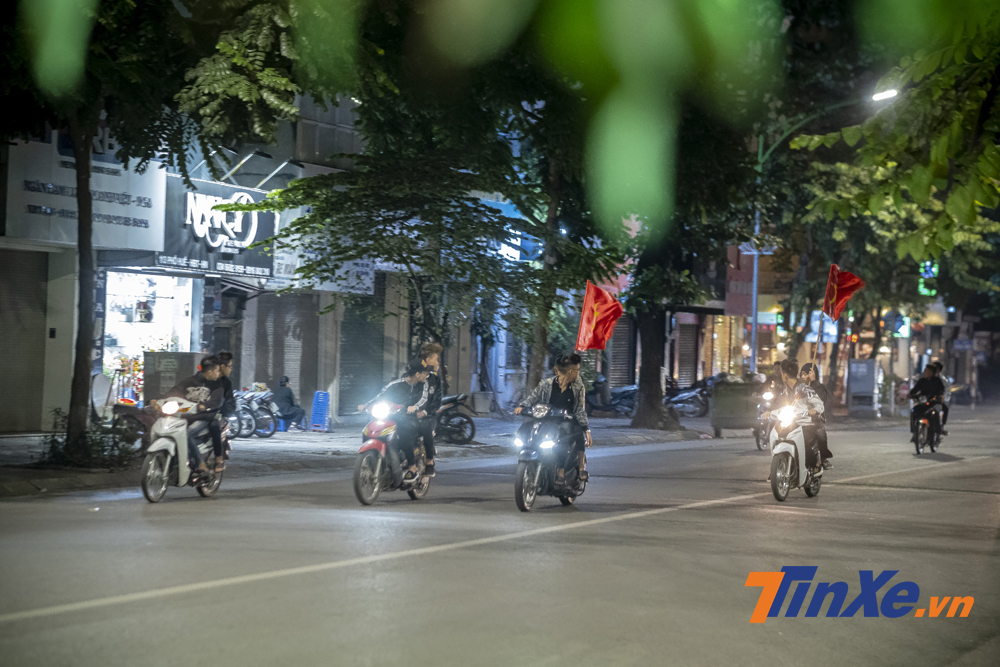 Cổ động viên dàn hàng ngang đi trên phố.
